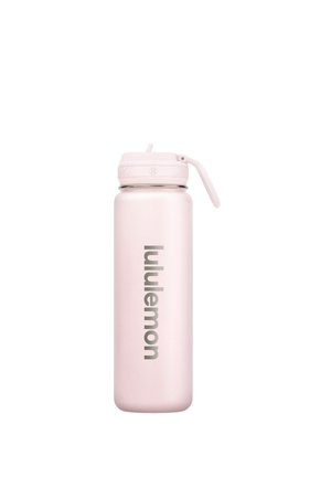 Svetloružová Lululemon fľaša na vodu s preklopným výpustom a nosným uchom na bielom pozadí.