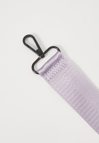 Lila nylonrem med en texturerad yta, utrustad med en svart metallklämma för fäste, säkrad i ena änden med sömnadsdetaljer.