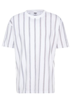 Valge lühikeste varrukatega T-särk, millel on vertikaalsed mitmevärvilised triibud. Ümar kaelus ja lõtv istuvus, valmistatud puuvillast materjalist.