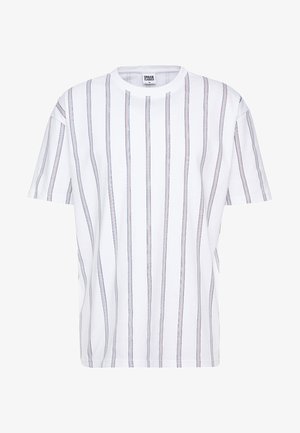 Valge lühikeste varrukatega T-särk, millel on vertikaalsed mitmevärvilised triibud. Ümar kaelus ja lõtv istuvus, valmistatud puuvillast materjalist.