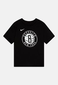 Tricou negru din bumbac, cu un logo circular alb ce include textul "BROOKLYN" și "NEW YORK" și o ilustrație de baschet, cu guler rotund.