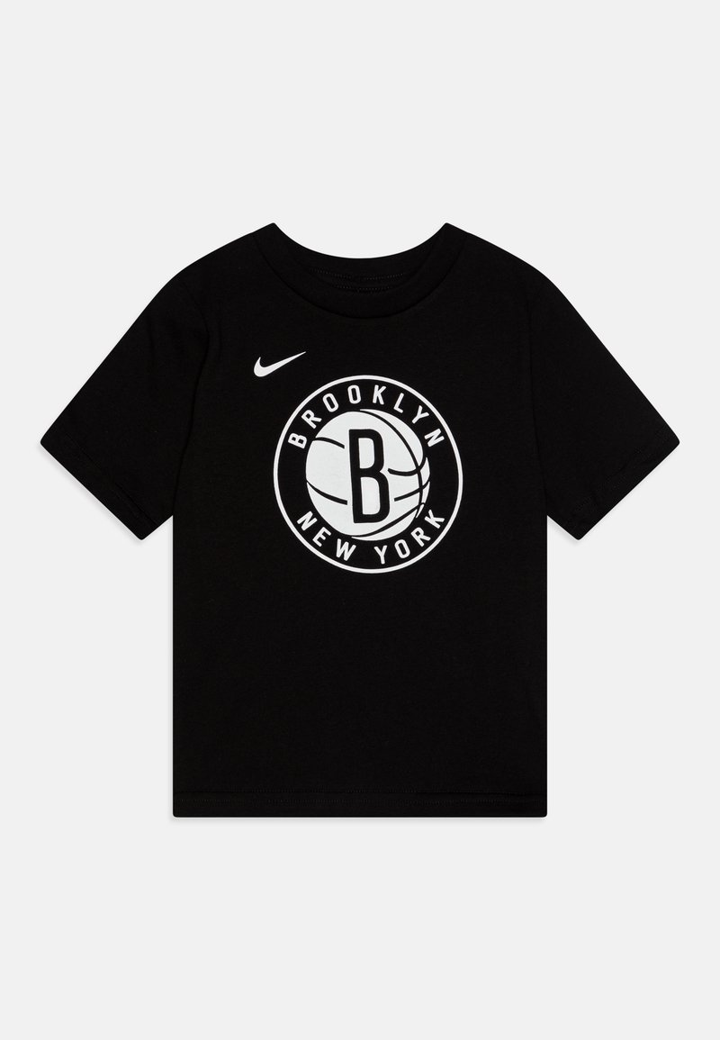 Tricou negru din bumbac, cu un logo circular alb ce include textul "BROOKLYN" și "NEW YORK" și o ilustrație de baschet, cu guler rotund.