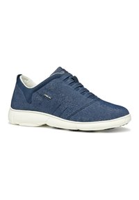 Zapatillas de denim azul con suela de goma blanca, diseño con cordones y parte superior texturizada que presenta costuras sutiles y un acento de logo.