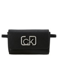 Czarna skórzana torba na ramię z teksturowanym wykończeniem, z indywidualnym srebrnym logo na przodzie oraz zapięciem na klapkę.