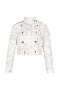 Lyhennetty valkoinen tweed-takki, jossa on ruudullinen kuvio, korkea kaulus ja kaksoisnapitus kiiltävillä mustilla napeilla. Kankaan pinta on tekstuuri.