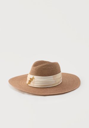 Καφέ πλεκτό καπέλο με φαρδύ γείσο και μπεζ και ανοιχτό καφέ υφασμάτινη ταινία με σχέδια γύρω από τη βάση της κορόνας.