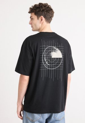 Svart bomulls T-skjorte med et hvitt sirkulært grafisk design og rutenettlinjer på baksiden. Avslappet passform med korte ermer og rund hals.