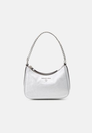 Lille sølvhåndtaske med tekstureret overflade, kæderem, lynlåslukning og Michael Kors-logo foran i midten.