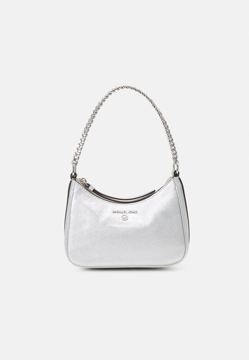 Petit sac à main argenté avec surface texturée, bandoulière chaîne, fermeture zip et logo Michael Kors au centre avant.