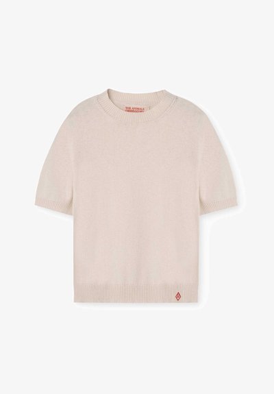 Kurzärmeliger Pullover mit Rundhalsausschnitt aus weicher beiger Wolle. Mit gerippten Bündchen und Saum sowie einem kleinen roten Logo-Akzent unten links.