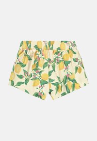 Gele bloemenshorts met een patroon van citroenen en witte bloemen; zachte stof, elastische tailleband en een losse pasvorm.