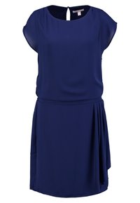 Robe bleu marine en tissu léger, avec un col rond, des manches courtes et un détail de jupe plissée asymétrique.