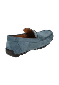 Mocassini in suede color blu chiaro, design strutturato con dettagli cuciti. Suola in gomma per trazione e stile casual. Apertura sul retro per una facile indossabilità.
