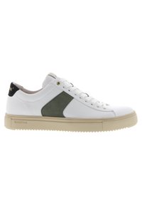 Las zapatillas de cuero blancas presentan un acento de ante verde, punta redonda, superficie texturizada y una suela de color beige claro con un dibujo en el relieve.