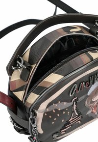 Borsa a mano rotonda in pelle con doppie tasche con cerniera, caratterizzata da un design multicolore, accenti della Torre Eiffel e hardware metallico.