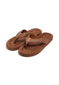Chanclas marrones hechas de un material de goma texturizado, con una tira entre los dedos y una suela estampada con una plantilla gruesa y acolchada.