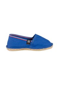 Chaussure à enfiler en toile bleue avec un bout arrondi, une semelle en jute style espadrille, et des surpiqûres rouges et blanches le long du col.
