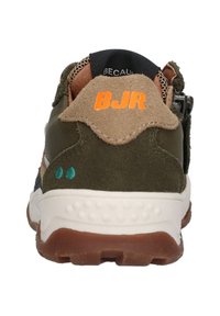 Zapatillas de ante verde y textil con talón, logo "BJR" en naranja, forro de malla, suela de goma y acentos turquesa. Cuenta con un cierre de cremallera.