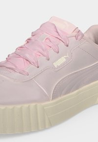 Ανοιχτό ροζ αθλητικό παπούτσι Puma με ροζ σατέν κορδόνια, λευκό λογότυπο Puma στο πλάι και παχύ, υφασμένο μπεζ πέλμα.