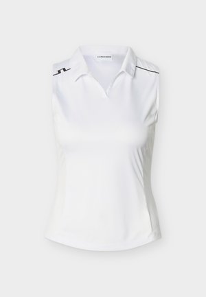 Hvit ermeløs polotrøye med krage og svarte logodetaljer på skuldrene, vist mot en ensfarget hvit bakgrunn.