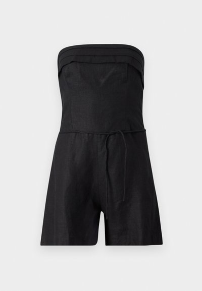 Melnā strapless kombinēts tērps, kas izgatavots no linu, ar pieguļošu krūšu daļu ar horizontālām detaļām, saistāmām jostas vietā un brīviem šortiem.