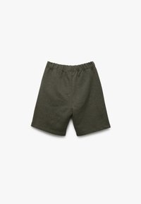 Khaki Baumwollshorts mit einem elastischen Bund, die ein einfaches Design und eine glatte Textur aufweisen. Keine Taschen oder zusätzliche Details.