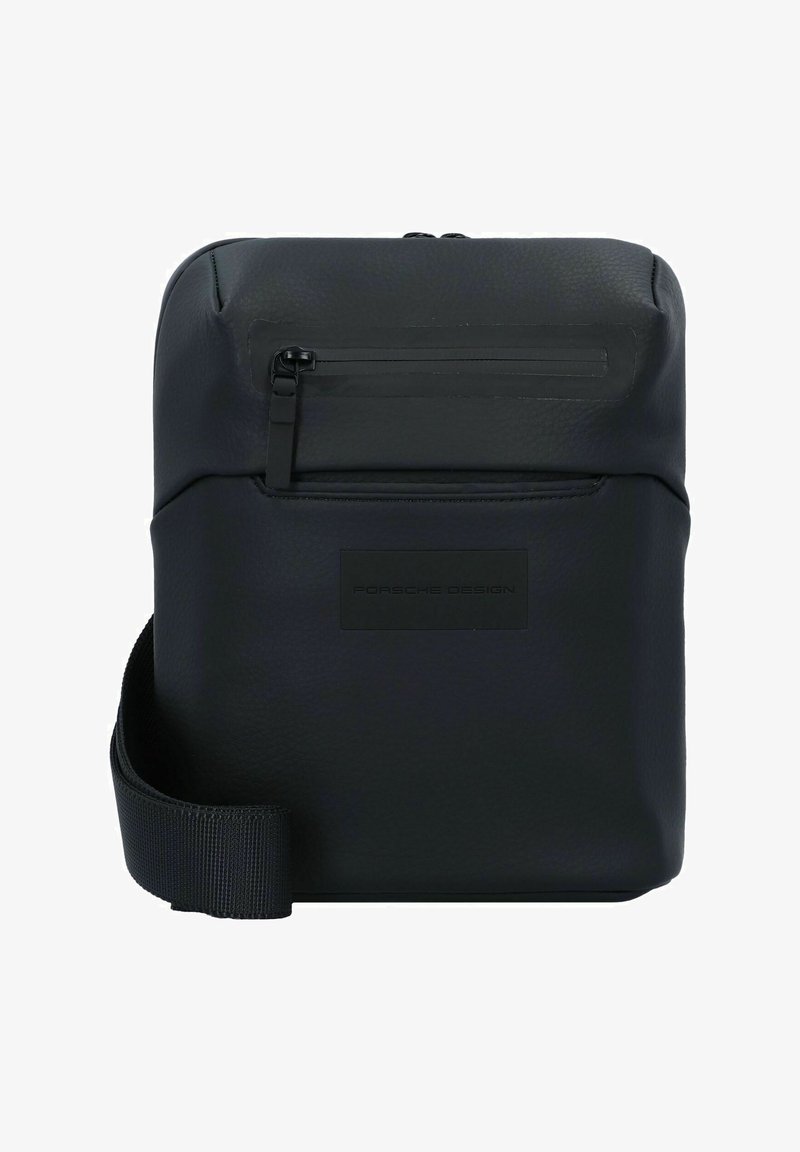 Borsa a tracolla sintetica nera con finitura testurizzata, tasca frontale con zip e tracolla regolabile; presenta una placca con logo discreto.