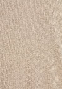 Beige vävt tyg med en fin textur, som visar en enhetlig, slät yta. Inga anmärkningsvärda mönster eller beslag är närvarande.
