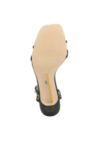 Sandal nero con tacco alto e tomaia in pelle liscia, dotata di una cinghia alla caviglia e una suola in gomma beige con tre strisce colorate.