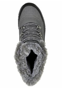 Bota de invierno gris con parte superior texturizada, cuello de piel sintética y ojales metálicos. Presenta una puntera cerrada y suela de goma redondeada.