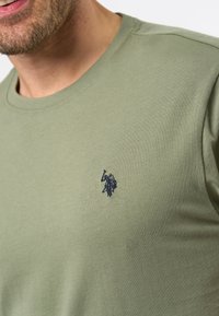 U.S. Polo Assn. ARJUN - Pamata T-krekls - sea spray