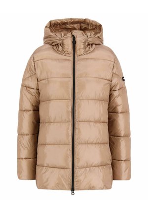 Jasnobrązowa pikowana kurtka z poziomym przeszyciem, suwakiem z przodu i przyszytym kapturem, pokazana na białym tle.