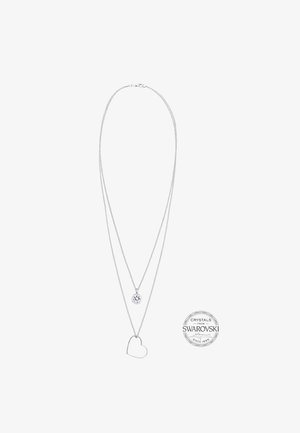 Collier argenté à deux couches avec un pendentif rond en cristal clair sur la chaîne plus courte et un pendentif cœur ouvert sur la chaîne plus longue.