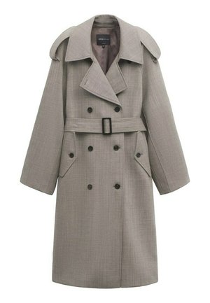 Lungo cappotto doppiopetto beige in lana con ampio colletto, patte sulle spalle, bottoni neri, vita con cintura e tasche laterali con patta.