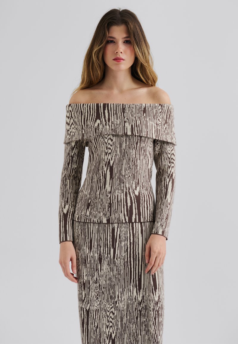 Top off-the-shoulder marrone e crema con motivo a grana di legno, caratterizzato da maniche lunghe e una silhouette aderente. Tessuto morbido e testurizzato.