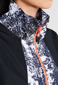 Under Armour Běžecká bunda - black