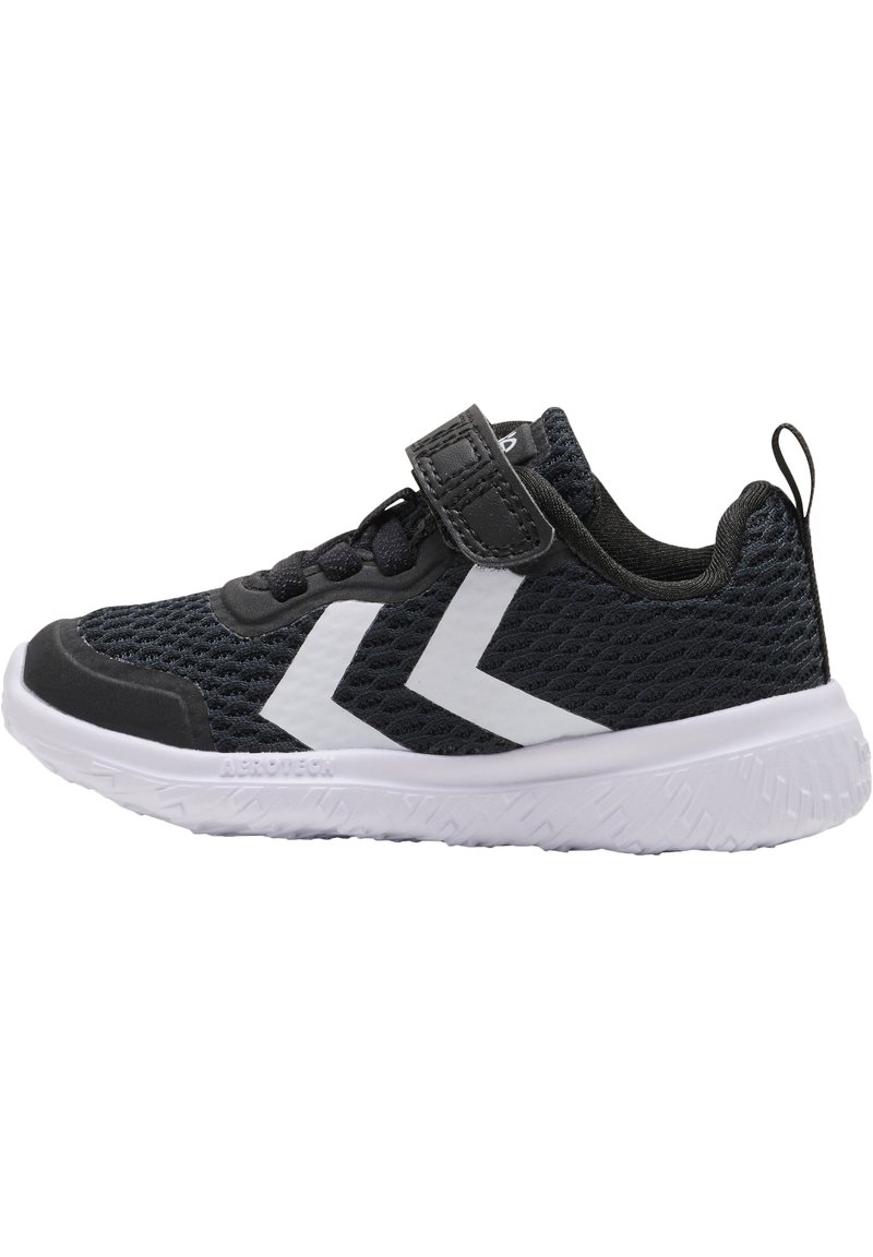 Schwarze Netzsneaker mit weißen Akzenten, ausgestattet mit einem Klettverschluss, strukturiertem Gummisohle und einem flachen Design.