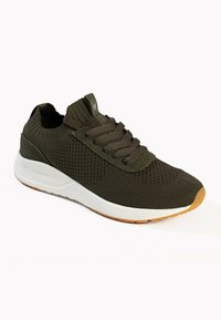 Olivgrüner Strick-Sneaker mit strukturiertem Obermaterial, passenden Schnürsenkeln, weißer Zwischensohle und einer Laufsohle aus Gummi. Verfügt über eine abgerundete Zehenpartie und ein atmungsaktives Design.