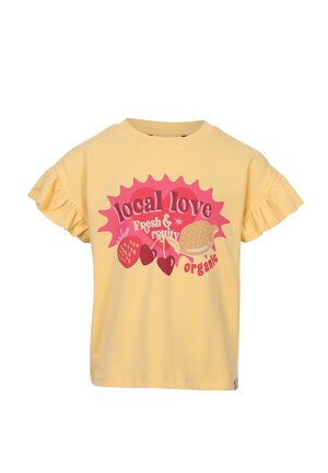 Geel kindershirt met korte mouwen en ruches aan de mouwen, met een roze afbeelding van fruit en de tekst "local love, fresh & fruity, organic."