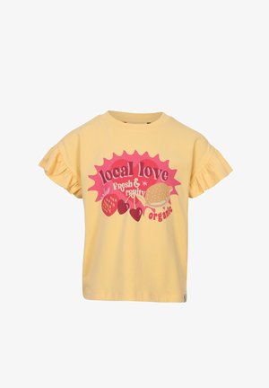 Geel kindershirt met korte mouwen en ruches aan de mouwen, met een roze afbeelding van fruit en de tekst "local love, fresh & fruity, organic."