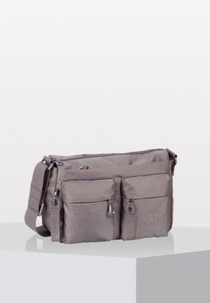 Sac bandoulière en tissu gris avec sangle réglable, deux poches avant zippées et un logo subtilement embossé sur la poche inférieure droite.