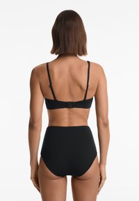 Svart bikini-set med en bh med justerbara band och haktillbak, i kombination med högmidjade trosor. Slätt, elastiskt material.