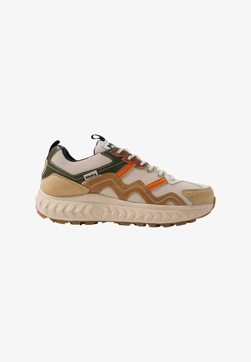 Beige kengät verkko-, nahka- ja nukka materiaaleista. Varustettu vihreillä, oransseilla ja ruskeilla yksityiskohdilla, paksulla uurretulla pohjalla ja aaltoiluvalla muotoilulla.