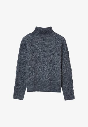 Maglione blu navy con un alto colletto a imbuto, caratterizzato da un motivo a trecce testurizzato e polsini e orlo a costine. Design cropped.
