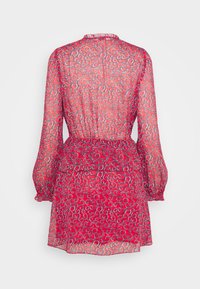 Röd mönstrad klänning med långa ärmar, samlad midja och ett flödande, genomskinligt material. Har virvlar i kontrasterande färger.