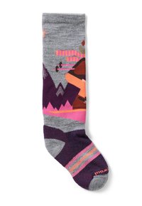 Medias gris hasta la rodilla con un diseño colorido de montañas y esquiadores. Incluye detalles en rosa y púrpura, con colores a rayas en la parte del pie.