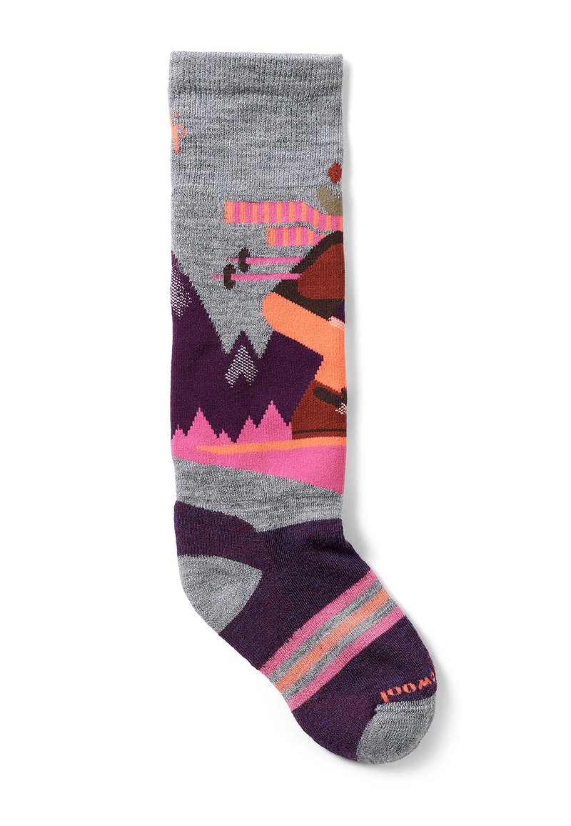 Medias gris hasta la rodilla con un diseño colorido de montañas y esquiadores. Incluye detalles en rosa y púrpura, con colores a rayas en la parte del pie.