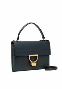 Borsa a mano in pelle nera texture con chiusura in tono oro, manico superiore e tracolla rimovibile. Design rettangolare compatto.