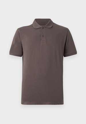 Polo shirt marron à manches courtes avec deux boutons avant et un col classique, présenté sur un fond blanc uni.