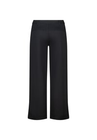 Zwarte broek met wijde pijpen en een gladde textuur, voorzien van een platte tailleband en twee achterzakken. Getailleerd ontwerp met een nette afwerking van de randen.